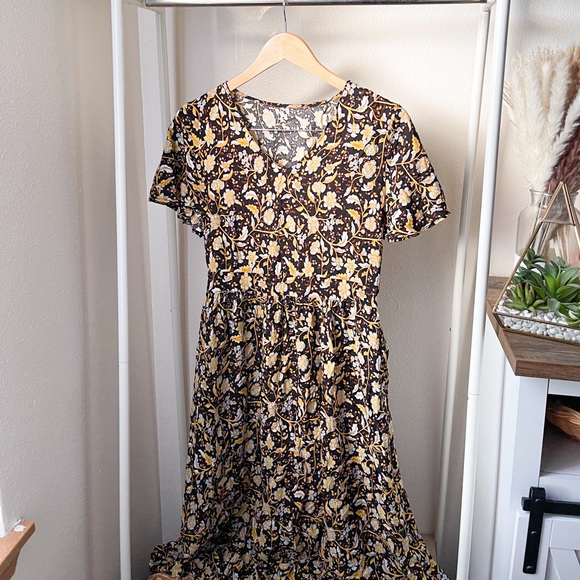 Dresses & Skirts - Floral maxi dress